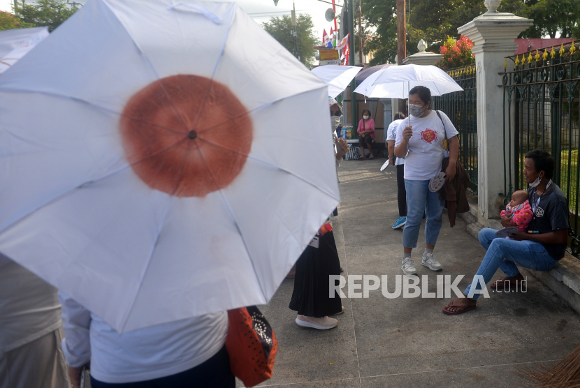 Ibu-ibu dari Asosiasi Ibu Menyusui Indonesia (AIMI) Bantul berbincang dengan pengunjung saat kampanye tentang pentingnya tahapan menyusui di kawasan Malioboro, Yogyakarta, Ahad (7/8/2022). Mereka berkampanye dengan berjalan berpayung putih yang digambar seperti payudara dalan rangka pekan menyusui dunia. Selain itu juga berbincang kepada pengunjung Malioboro yang membawa balita tentang pentingnya asi serta dukungan kepada ibu menyusui.