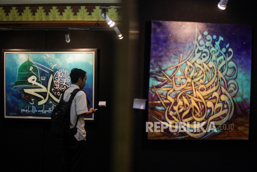 Pengunjung melihat pameran lukisan di Aula Buya Hamka, Kompleks Masjid Agung Al-Azhar, Jakarta, Kamis (21/3/2024). 