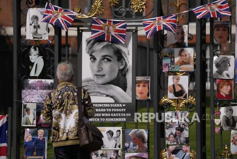  Seorang pria melihat gambar penghormatan yang ditempatkan di gerbang Istana Kensington di London, Selasa, 31 Agustus 2021, pada peringatan 24 tahun kematian Putri Diana. Surat-surat Putri Diana kepada teman dekatnya akan dilelang.