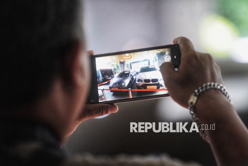 Wartawan mengambil gambar barang bukti yang ditampilkan saat konferensi pers kasus judi online di Gedung Bareskrim Mebes Polri, Jakarta, Senin (20/1/2025). Direktorat Tindak Pidana Siber Bareskrim Polri berhasil membongkar tiga kasus besar yang melibatkan situs judi online/daring dengan beberapa barang bukti dan uang senilai mencapai Rp 61 miliar serta mengamankan 11 tersangka. Ketiga situs tersebut adalah H5GF777, RGO Casino, dan Agen 138 yang beroperasi secara nasional dan internasional.