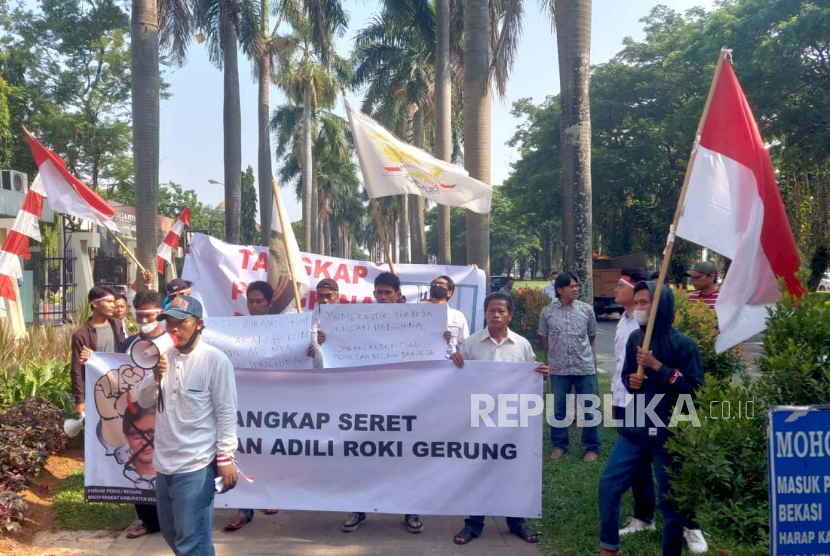 Sebanyak 100 masa dari Forum Peduli Negara Masyarakat Kabupaten Bekasi menggelar unjuk rasa di depan Polres Metro Bekasi, Kamis (3/8/2023). Kasi Humas Polres Metro Bekasi AKP Hotma Sitompul mengatakan, unjuk rasa ini menuntut polisi segera menangkap dan mengadili Rocky Gerung. 