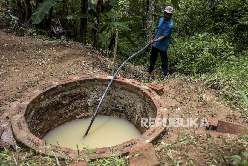 Warga memeriksa sumur air di Dusun Ngasem, Kecamatan Arjosari, Kabupaten Pacitan, Jawa Timur, Selasa (25/10/2022). Dompet Dhuafa membuat program sumur wakaf yang dapat menampung sedikitnya 22.000 liter air untuk memenuhi kebutuhan air bagi masyarakat di kawasan tersebut. Republika/Abdan Syakura
