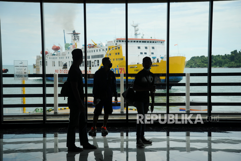 Penumpang penyeberangan PT ASDP Indonesia Ferry (Persero). PT ASDP Indonesia Ferry (Persero) dinilai berhasil dan stabil dalam pelaksanaan transformasi perusahaan yang telah berjalan dalam kurun waktu lima tahun, mulai dari proses bisnis dan efisiensi yang terlihat pada kinerja gemilang.