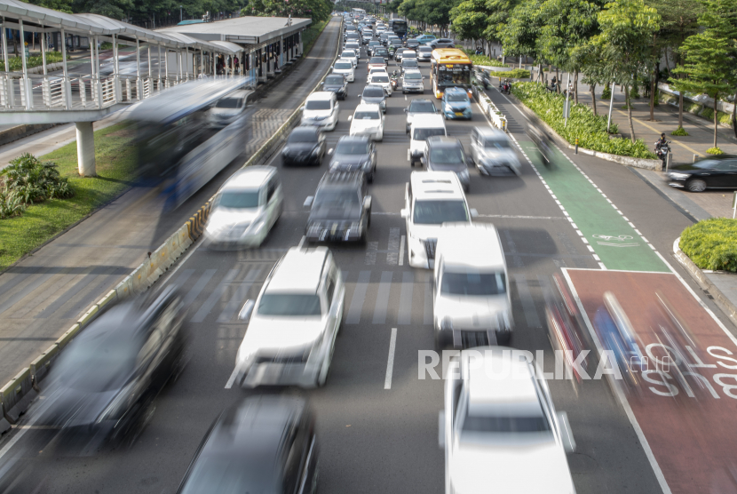 Sejumlah kendaraan melintas di kawasan Jalan Sudirman-Thamrin, Jakarta, Kamis (14/7/2022). Transportasi menyumbang 47 persen emisi Gas Rumah Kaca (GRK) di Ibu Kota sehingga perlu dilakukan pembatasan lalu lintas kendaraan guna mendukung langkah mitigasi perubahan iklim. 
