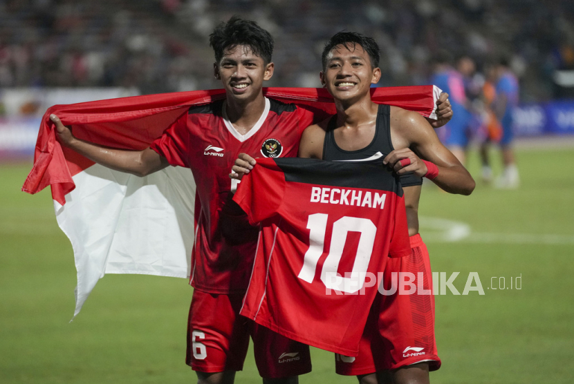 Salah satu bintang timnas sepak bola Indonesia U-22 pada partai final SEA Games 2023 Kamboja, Beckham Putra. Beckham Putra akan menggelar syukuran dengan mengajak seluruh tetangganya berlibur ke Pangandaran selama tiga hari sejak 26 Mei hingga 28. Semua biaya akan ditanggung oleh Beckham.Beckham Putra akan menggelar syukuran dengan mengajak seluruh tetangganya berlibur ke Pangandaran selama tiga hari sejak 26 Mei hingga 28. Semua biaya akan ditanggung oleh Beckham.