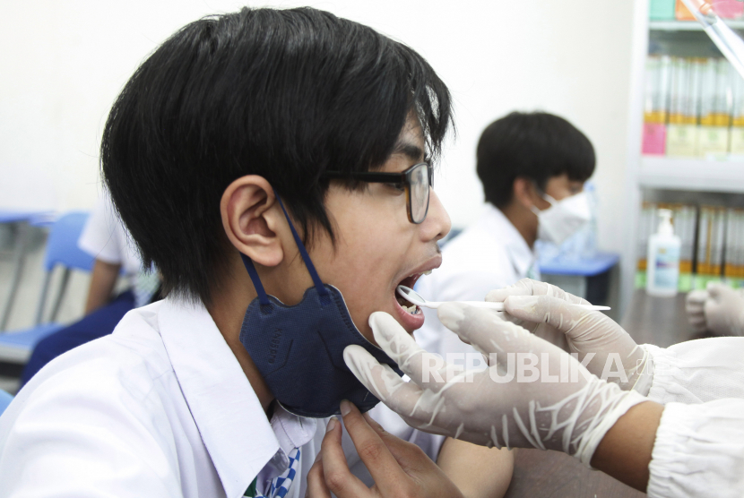 Tim medis Rumah Sakit Gigi dan Mulut Soelastri memeriksa kesehatan gigi siswa SMP Al-Azhar Syifa Budi di Solo, Jawa Tengah, Rabu (23/3/2022). Ada sejumlah langkah yang bisa orang lakukan demi mencegah masalah pada gigi, termasuk infeksi dan gigi berlubang. 