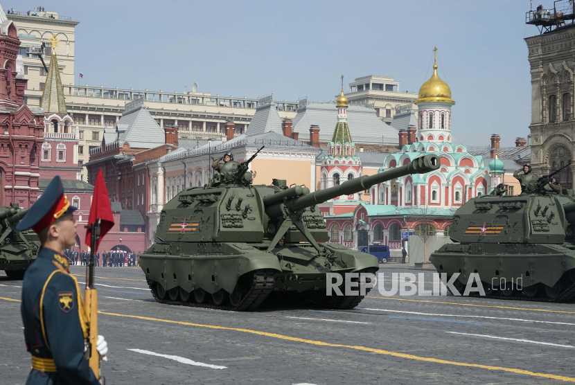 Kendaraan artileri self-propelled Rusia berguling selama gladi bersih untuk parade militer Hari Kemenangan di Moskow, Rusia, Sabtu, 7 Mei 2022. Rusia Serahkan Sistem Rudal Jarak Pendek Iskander kepada Belarus