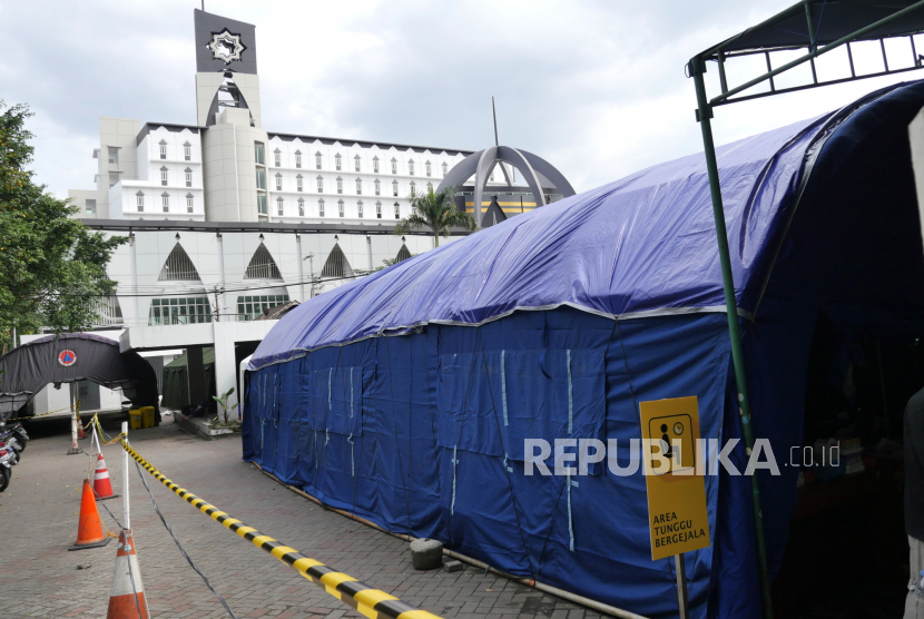 Tiga tenda darurat khusus Covid-19 di RSUP Dr Sardjito, Yogyakarta, Kamis (1/7). Dalam kurun tiga hari RSUP Dr Sardjito kembali menambah dua tenda darurat khusus Covid-19. Sehingga saat ini sudah ada tiga tenda darurat di depan poli Covid-19, dan satu tenda sebelumnya sudah penuh terisi.
