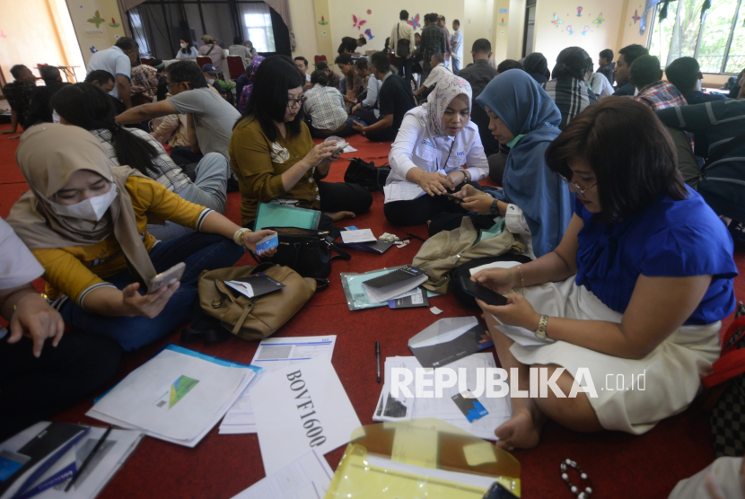 Sejumlah eks karyawan PT Primayudha Mandirijaya mengisi data saat klaim jaminan hari tua BPJS Ketenagakerjaan di Gladagsari, Boyolali, Jawa Tengah, Rabu (5/3/2025). BPJS Ketenagakerjaan Cabang Klaten memberikan pelayanan kolektif klaim jaminan hari tua (JHT) bagi eks karyawan dari salah satu anak perusahaan Sritex Group PT Primayudha Mandirijaya yang terkena pemutusan hubungan kerja (PHK) sebanyak 956 orang. 