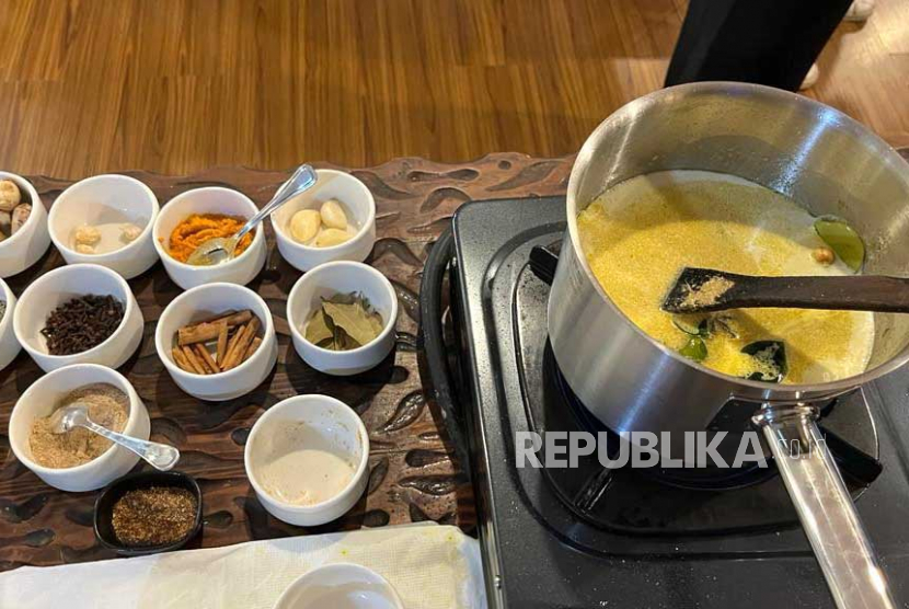 Soto Betawi di Aryaduta Suites Semanggi, Jakarta. Sous chef  Sugeng Hariyadi dari Aryaduta Suites Semanggi berbagi resep soto Betawi saat peluncuran program Sap7a Rasa di, Jakarta Selatan, Rabu (10/5/2023).