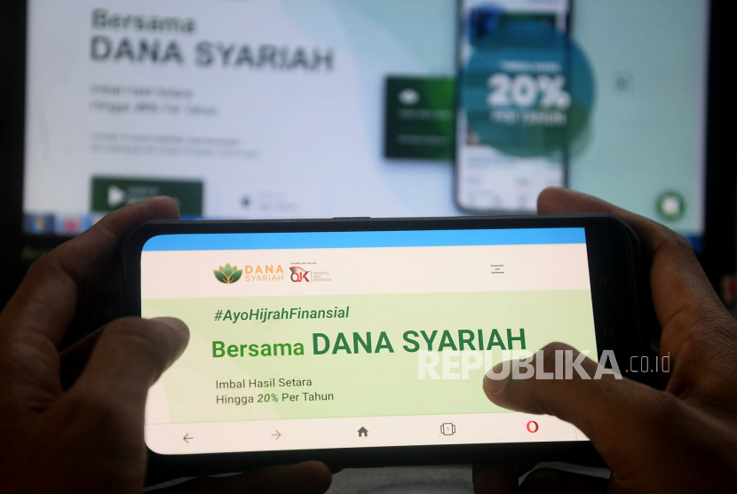 Warga mencoba mengakses salah satu fintech syariah di Jakarta, Ahad (15/3). Otoritas Jasa Keuangan (OJK) mencatat sebanyak 110 financial technology (fintech) lending adalah berstatus pemain lokal. Sedangkan sebanyak 54 fintech yang beroperasi di Indonesia merupakan entitas yang berasal dari luar negeri. 