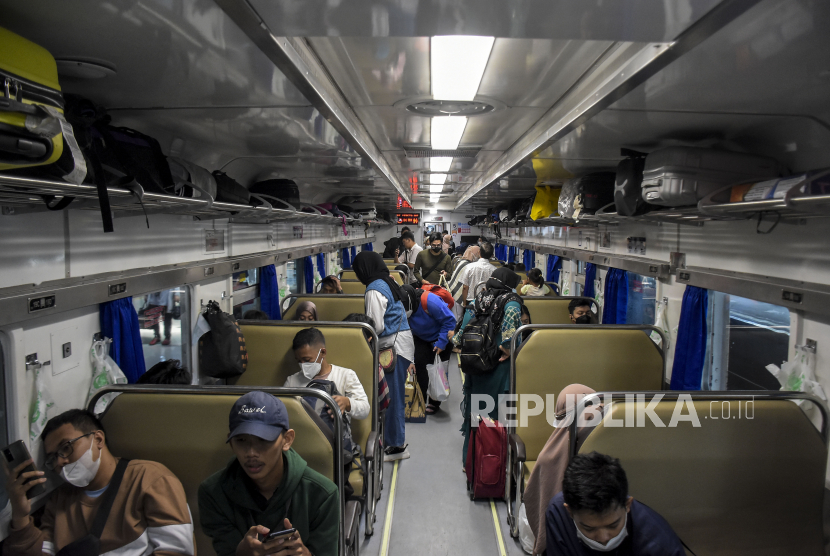 Penumpang berada di dalam rangkaian kereta api (KA) di Stasiun Bandung, Kota Bandung, Jawa Barat, Selasa (16/5/2023). PT KAI akan memperbarui Grafik Perjalanan Kereta Api (Gapeka) mulai 1 Juni 2023. 