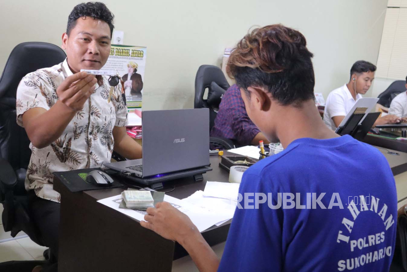 Tersangka pencurian kendaraan bermotor ditangkap dan diperiksa personel Polres Sukoharjo, Jawa Tengah.