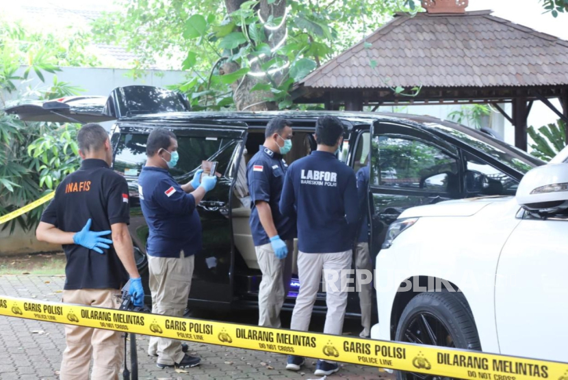 Polisi melakukan olah tempat kejadian perkara (TKP) anggota Satlantas Polresta Manado, Sulawesi Utara berinisial RAT yang ditemukan tewas di kawasan Mampang Prapatan, Jakarta Selatan, Jumat (26/4/2024).