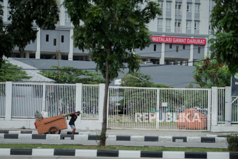 Suasana Rumah Sakit Darurat Covid-19 Wisma Atlet di Jakarta, Jumat (18/12). Menurut Ketua Bidang Data dan Teknologi Informasi Satgas Penanganan Covid-19, Dewi Nur Aisyah, mengungkapkan, keterisian tempat tidur rumah sakit di Jakarta hingga 14 Desember 2020 mencapai 73 persen, meningkat 13 persen dari akhir Oktober lalu akibat lonjakan kasus Covid-19 yang meningkat di Jakarta. Republika/Thoudy Badai