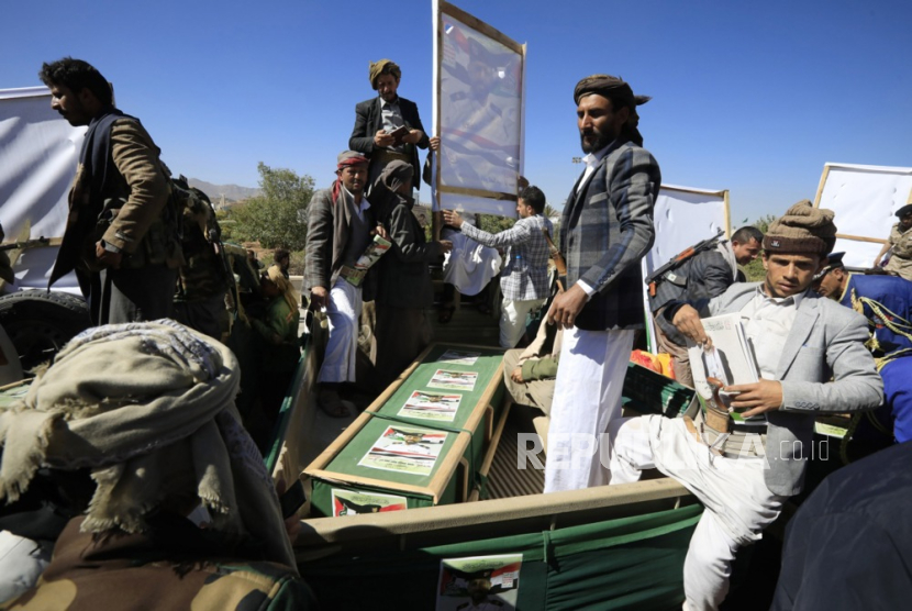 Pejuang Houthi mengendarai kendaraan yang membawa peti mati seorang rekannya yang terbunuh dalam serangan udara AS-Inggris baru-baru ini di situs Houthi, saat pemakaman di masjid Shaab di Sana. 
