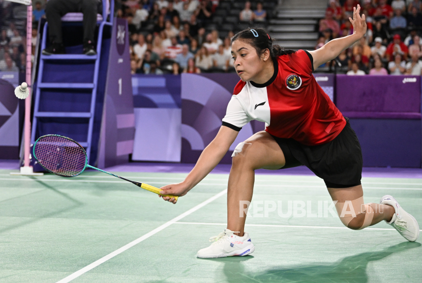 Pebulu tangkis tunggal putri Indonesia Gregoria Mariska Tunjung berusaha mengembalikan kok ke pebulu tangkis Korea Selatan An Se-young pada semifinal bulu tangkis putri Olimpiade Paris 2024 di Porte De La Chapella Arena, Paris, Prancis, Ahad (4/8/2024). Gregoria kalah dengan skor 21-11,13-21,16-21 dari An Se-young. 