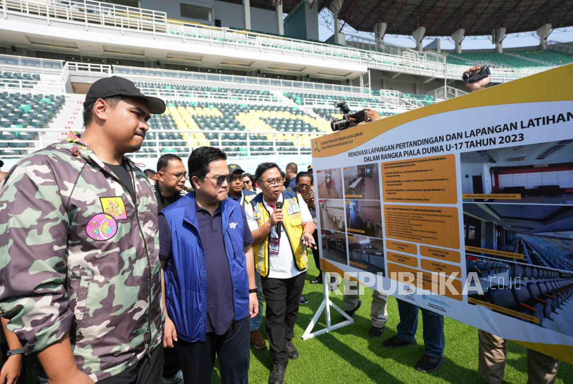 Ketua PSSI Erick Thohir meninjau Stadion Gelora Bung Tomo, Surabaya, Ahad (29/10/2023), yang akan digunakan sebagai venue Piala Dunia U17. 