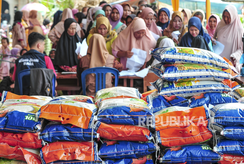 Warga mendaftar untuk membeli paket sembako saat kegiatan Pasar Murah di Desa Tebat Patah, Muaro Jambi, Jambi, Sabtu (24/8/2024). Kegiatan yang menjual paket sembako berisi beras 10 kilogram, minyak goreng 2 liter, tepung dan gula seharga Rp100 ribu itu bertujuan mengendalikan laju inflasi di kabupaten itu. 