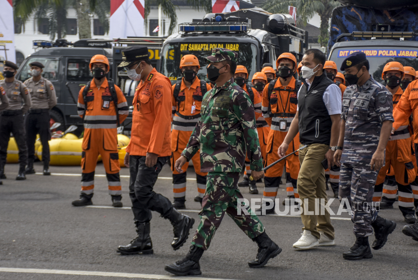 Gubernur Jawa Barat Ridwan Kamil (kiri) berjalan memasuki lapangan untuk memimpin Apel Siaga Bencana. Gubernur Jabar Ridwan Kamil mengimbau empat daerah waspadai bencana alam.