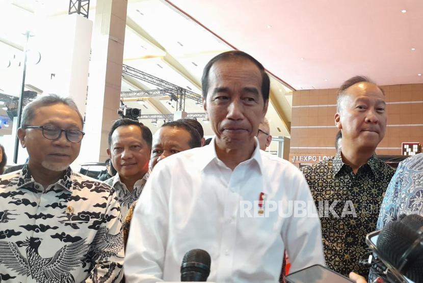 Presiden Jokowi saat memberikan keterangan pers di acara pameran otomotif Indonesia International Motor Show di JIExpo Kemayoran, Kamis (15/2/2024).