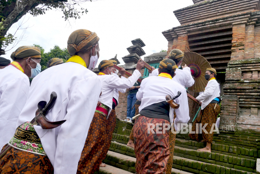 Abdi dalem Keraton Kasunanan Surakarta mengikuti prosesi nguras Sendang Selirang di Komplek Masjid Gedhe Mataram Kotagede, Yogyakarta, Ahad (14/11). Tahun ini prosesi nguras Sendang Selirang dibuka untuk umum. Dua tahun sebelumnya acara tertutup hanya untuk abdi dalem keraton imbas pandemi Covid-19. Abdi dalem dari Keraton Yogyakarta dan Keraton Surakarta ikut dalam prosesi ini. Tumpeng berisi nasi gurih bersama lauk yang dibawa akan dibagikan ke warga yang hadir. Dan pada akhir acara warga boleh ikut serta proses nguras Sendang bersama-sama.