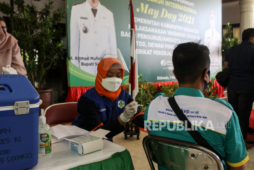 Petugas kesehatan menyuntikkan vaksin Covid-19 Astrazeneca kepada buruh di Pendopo Sidoarjo, Jawa Timur, Sabtu (1/5/2021). Sebanyak 500 buruh dari berbagai element tersebut menerima vaksinasi Covid-19 dalam rangka peringatan Hari Buruh Sedunia.