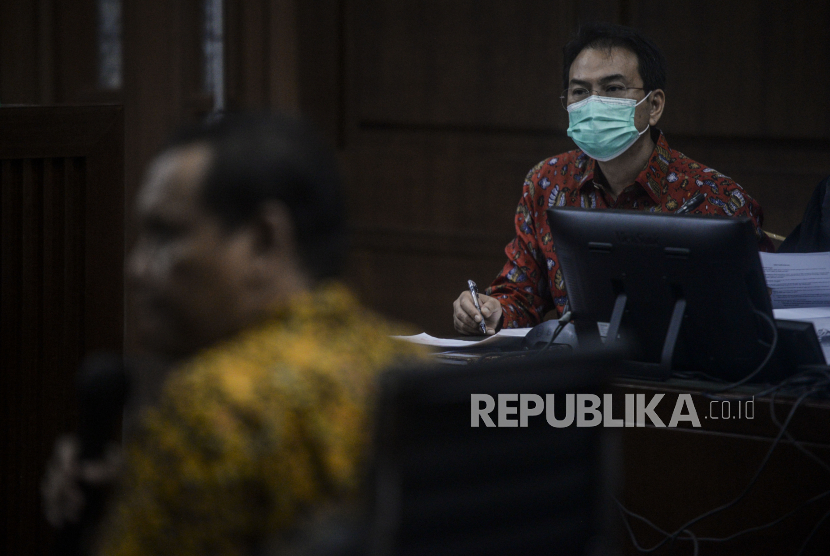 Terdakwa yang juga mantan Wakil Ketua DPR Azis Syamsuddin saat menjalani sidang di Pengadilan Tipikor, Jakarta, Senin (27/12). Sidang lanjutan tersebut beragendakan mendengarkan keterangan tiga orang saksi yang dihadirkan Jaksa Penuntut Umum (JPU) KPK terkait kasus dugaan suap penanganan perkara korupsi di Lampung Tengah.