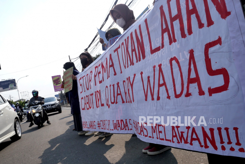 Peserta aksi dari Aliansi Solidaritas Peduli Wadas menggelar unjuk rasa di depan Balai Besar Wilayang Sungai Serayu Opak (BBWS SO), Yogyakarta, beberapa waktu lalu.