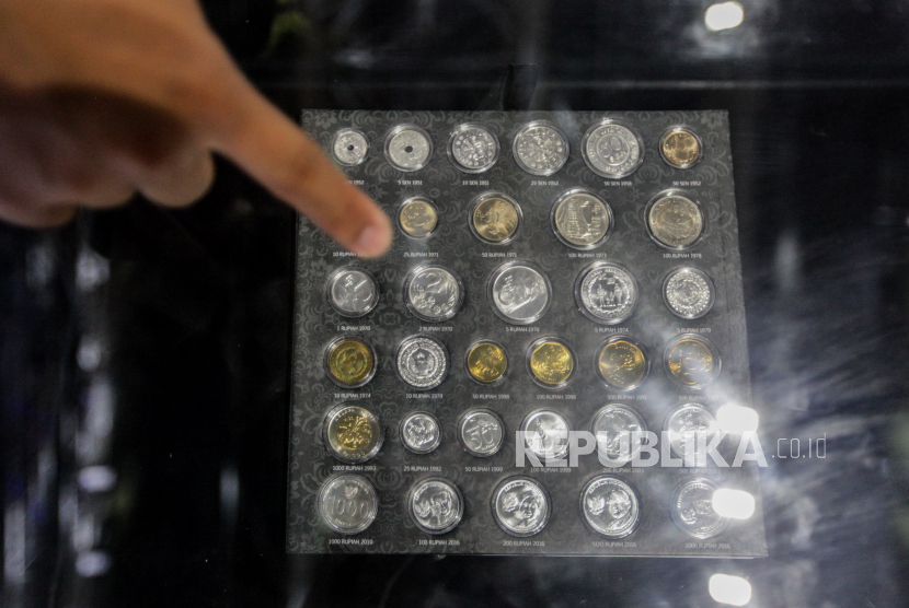 Pengunjung melihat uang koin yang dipamerkan pada Festival Rupiah Berdaulat Indonesia (FERBI) 2023 di Istora Senayan, kompleks Gelora Bung Karno, Jakarta, Sabtu (19/8/2023). 