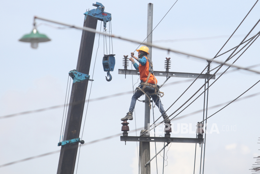 Petugas PLN mengganti kabel pada jaringan listrik (ilustrasi). PLN memprioritaskan aliran listrik ke desa-desa yang masih menggunakan genset.