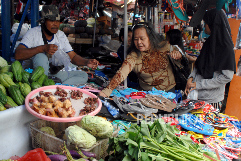 Sejumlah warga beraktivitas tanpa mengenakan masker di Pasar Tradisional Bersehati, Manado, Sulawesi Utara, Senin (21/12/2020). Bank Indonesia (BI) bersama Pemerintah Provinsi (Pemprov) Sulawesi Utara (Sulut) melakukan sidak di pasar tradisional menjelang libur Lebaran 1443 Hijriah tahun 2022 di daerah tersebut.