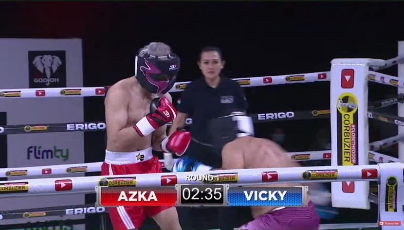 Pertarungan tinju Azka Corbuzier dan Vicky Prasetyo.