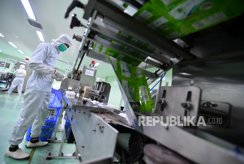 Pekerja memantau produksi tisu basah yang dibuat dengan mesin di PT The Univenus Cikupa, Tangerang, Banten.