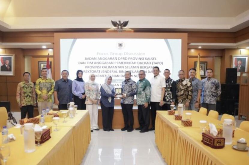 Banggar DPRD Kalsel dan Kemendagri bahas RAPBD 2026.
