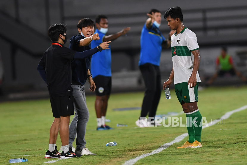 Pelatih Timnas Indonesia Shin Tae Yong (kedua kiri) memberi arahan kepada pemain timnas Bayu Fiqri.