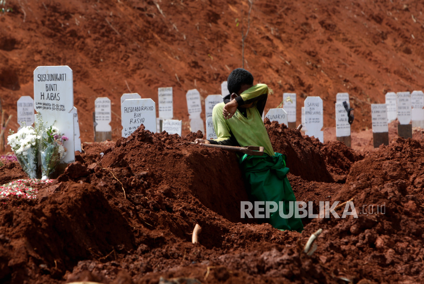  Seorang pekerja menggali kuburan atau ekshumasi terduga korban penganiayaan (ilustrasi)