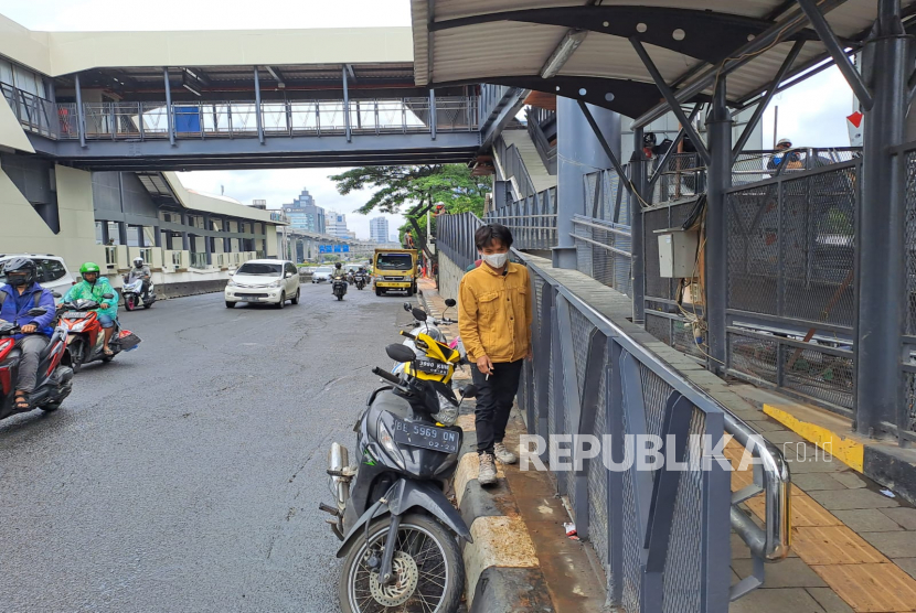 Sejumlah warga melintasi trotoar di kawasan Halte Cikoko Stasiun Cawang, Kecamatan Pancoran, Jakarta Selatan, Selasa (21/2/2023). 