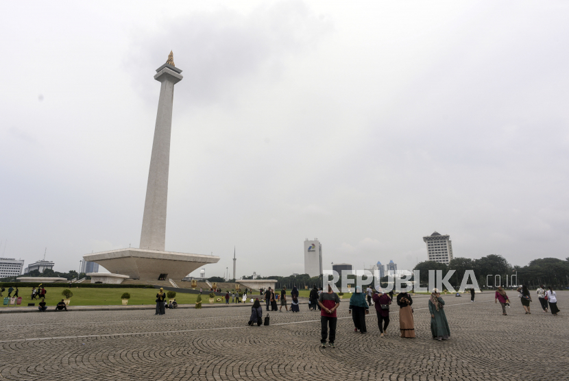 Sejumlah wisatawan saat mengunjungi kawasan Monumen Nasional (Monas), Jakarta, Jumat (17/6/2022). DKI Jakarta akan diubah nama menjadi Daerah Khusus Jakarta.