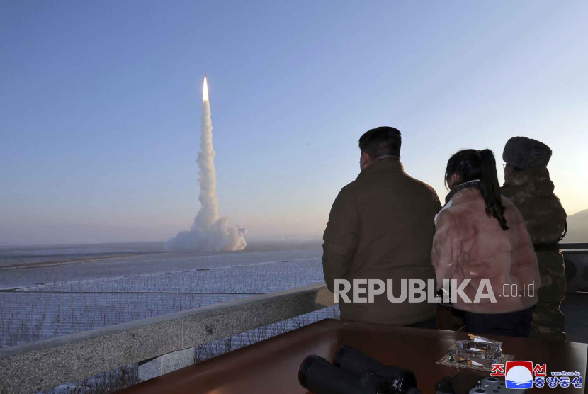 Dalam foto tak bertanggal yang diambil Senin, (18/12/2023), pemimpin Korea Utara Kim Jong Un, dan putrinya, menyaksikan peluncuran rudal balistik antarbenua dari lokasi yang dirahasiakan di Korut. 