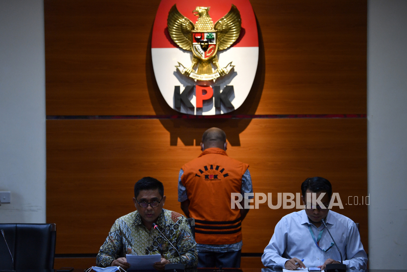 Deputi Bidang Penindakan KPK Karyoto (kiri) didampingi Plt Juru Bicara KPK Ali Fikri (kanan) menyampaikan konferensi pers penetapan dan penahanan tersangka selaku Kepala Badan Pengelola Pendapatan Daerah Kabupaten Labuhanbatu Utara, Agusman Sinaga (tengah) di kantor KPK, Jakarta, Kamis (12/11/2020). KPK resmi menetapkan dan menahan tersangka Agusman Sinaga dalam kasus dugaan tindak pidana korupsi terkait dengan pengurusan Dana Alokasi Khusus (DAK) APBN-P 2017 dan APBN 2018 untuk Kabupaten Labuhanbatu Utara. 