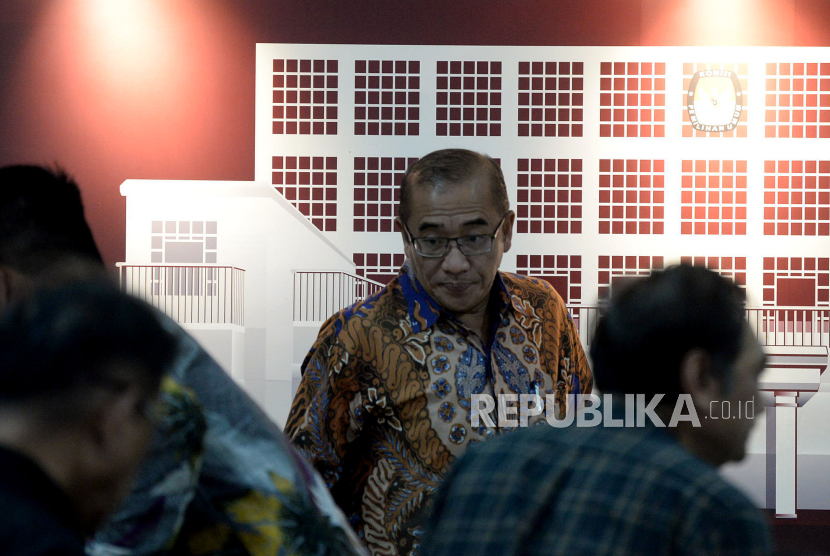 Ketua KPU Hasyim Asyari (tengah) bersiap memberikan keterangan di Gedung KPU, Jakarta, Jumat (18/8/2023). 