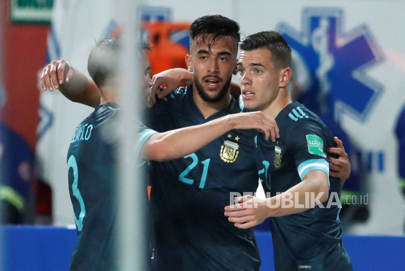 Timnas Argentina merayakan gol ke gawang Peru, Rabu (18/11).
