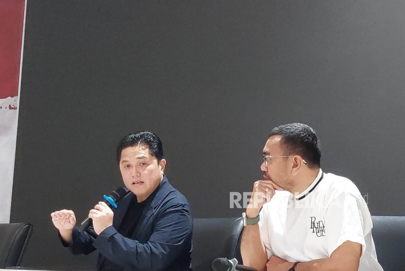 (Kiri-kanan) Ketua Umum PSSI Erick Thohir dan Anggota Komite Eksekutif (Exco) PSSI Arya Sinulingga di Kantor PSSI, GBK Arena, Jakarta, Rabu (19/4/2023). 