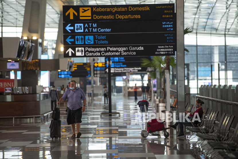 Calon penumpang berjalan di Terminal 3 Bandara Internasional Soekarno-Hatta, Tangerang, Banten, Kamis (9/7/2020). Meski penerbangan telah kembali dibuka dengan persyaratan  seperti penumpang harus dengan memiliki hasil rapid atau PCR test negatif COVID-19, suasana di Bandara Soekarno Hatta masih terpantau sepi. ANTARA FOTO/Aditya Pradana Putra/aww. 