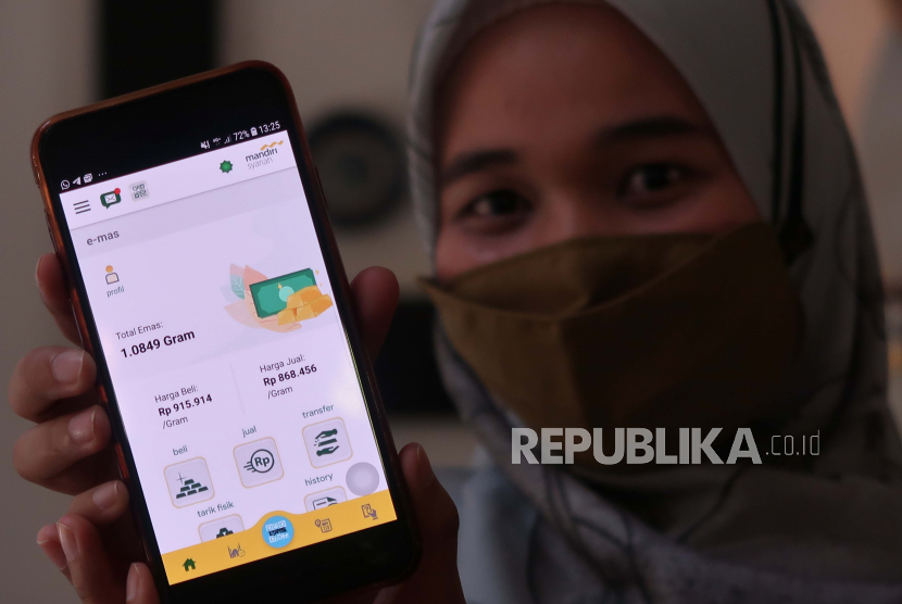 Seorang nasabah memperlihatkan bukti transaksi melalui Mandiri Syariah Mobile di Jakarta (ilustrasi). Selama 2020, transaksi Mandiri Syariah Mobile (MSM) naik sebesar 82,25 persen (yoy).