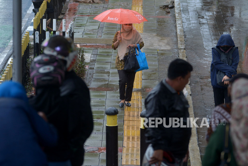 BPBD DKI Jakarta menyatakan, modifikasi cuaca dengan cara menyemai garam di udara dilaksanakan jika cuaca semakin ekstrem. 
