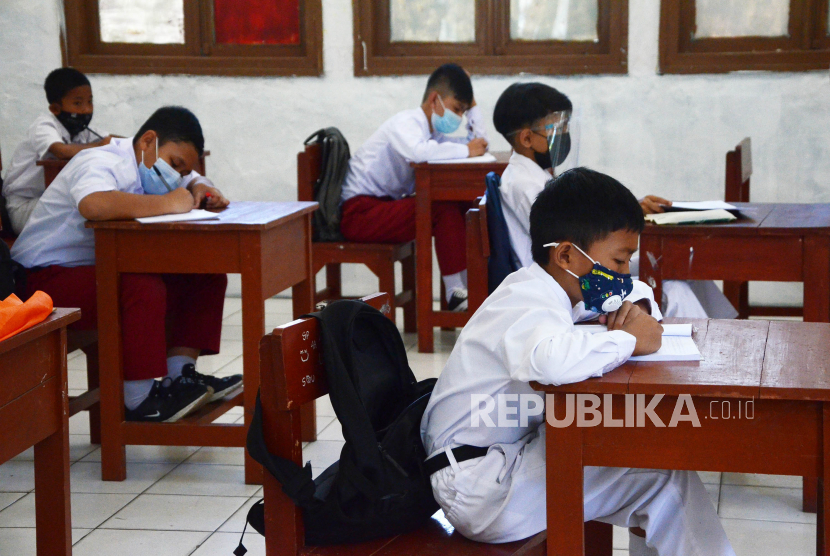 Sejumlah pelejar SD mengikuti pembelajaran tatap muka (PTM) dengan penerapan protokol kesehatan (Prokes) di salah satu sekolah, di Kota Bandung, pekan lalu. Melonjaknya kasus corona saat ini akan menjadi pertimbangan Pemerintah Kota Bandung dalam memutuskan pelaksanaan PTM atau sekolah tatap muka secara terbatas.