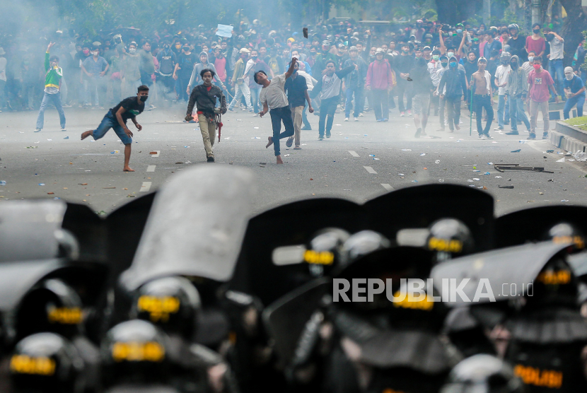 Pengunjuk Rasa Lempari Pertokoan di Medan. Pengunjuk rasa melempari polisi antihuru-hara saat demonstrasi menolak UU Cipta Kerja di Medan, Sumatra Utara.