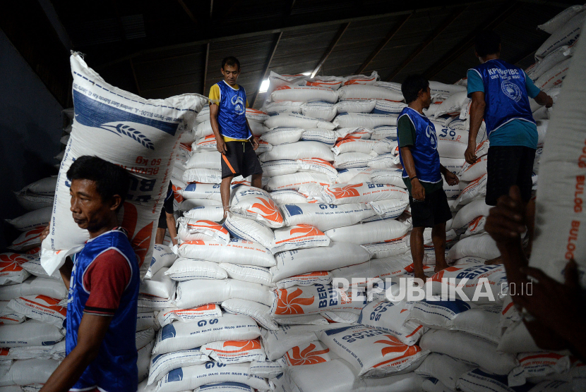 Pekerja mengangkat beras saat bongkar muat di Pasar Induk Beras Cipinang, Jakarta, Rabu (4/10/2023). Menteri BUMN Erick Thohir memastikan stok beras aman untuk Oktober dan November 2023. Tercatat pada Oktober ketersediaan beras Perum Bulog sebanyak 1,7 juta ton dan ditargetkan menjadi 2 juta ton pada November 2023.